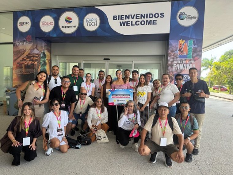 Grupo de Emprendelandia en la entrada de la feria en Panamá