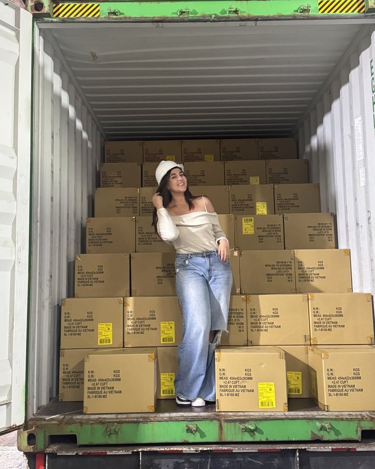 Valeria Bernardo dentro de un contenedor de importación